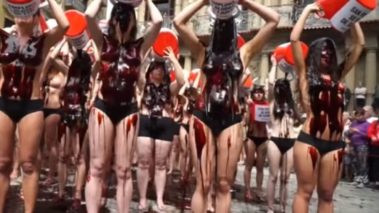 Sangre artificial y desnudos para protestar contra las corridas de toros en San Fermín