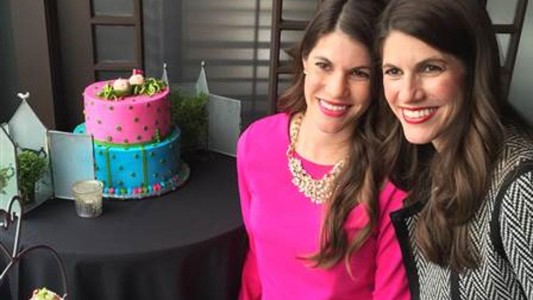 Gemelas idénticas dieron a luz el mismo día y a la misma hora en distintas ciudades