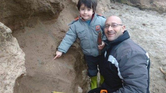 Un nene encontró restos fósiles de medio millón de años