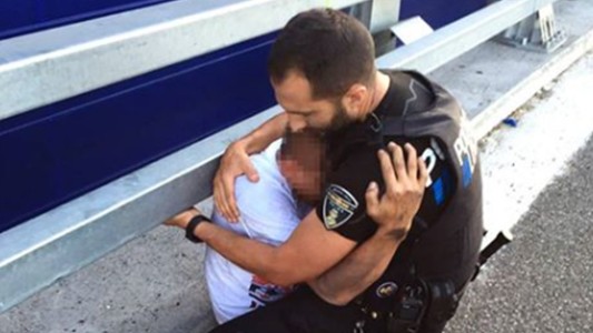 La foto que conmueve España: el abrazo entre un policía y un hombre al que le salvó la vida