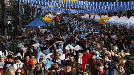 Miles de personas participan en los festejos del Bicentenario