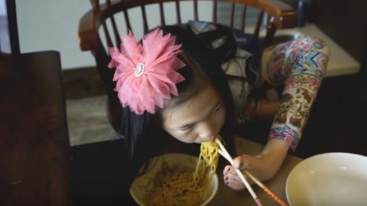 La increíble historia de la nena que usa sus piernas como si fueran brazos