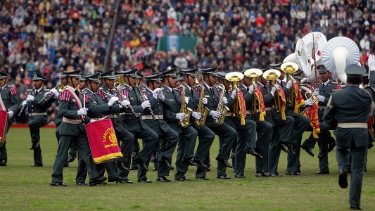 Bicentenario: sin la presencia de Macri, se desarrolla el desfile de bandas militares