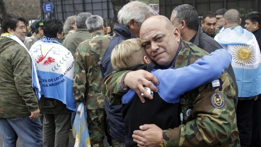 Ex combatientes de Malvinas cierran el desfile por el Bicentenario entre aplausos y emoción