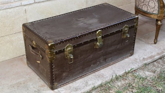 Para no ser descubierto, se escondió en un baúl en la casa de su amante y murió asfixiado