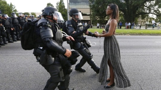 EE.UU.: ¿quién es la mujer que se volvió ícono de las protestas contra la violencia racial?