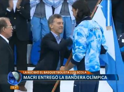 Macri le entregó la bandera a Scola y saludó a los atletas argentinos