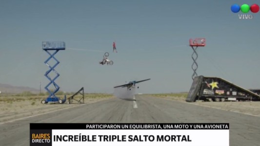 Video: Increíble triple salto de una avioneta, una moto y un equilibrista