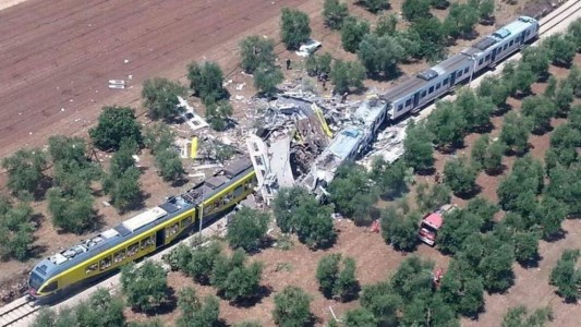 Tragedia en Italia: al menos 10 muertos en un choque frontal de trenes