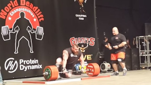 Un británico casi muere tras batir un récord histórico de levantamiento de peso