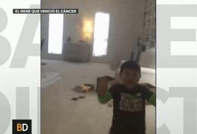 Así festeja el nene que venció al cáncer