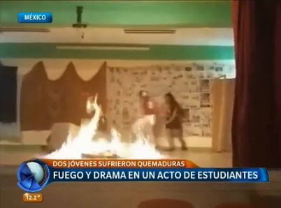 Fuego y drama en un acto escolar