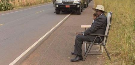 Detuvo una comitiva para hacer un llamado en medio de la ruta