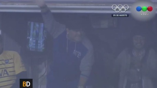 Maradona alentó a Boca desde su palco de la Bombonera