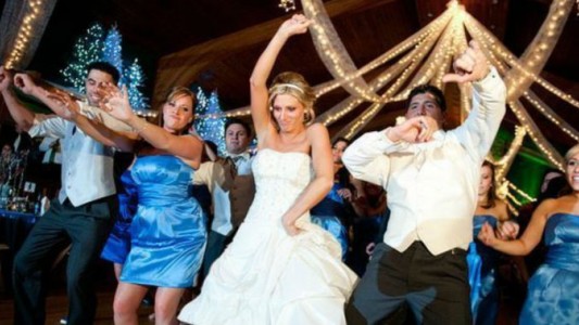 Una mujer faltó a un casamiento y la pareja le cobró la cena