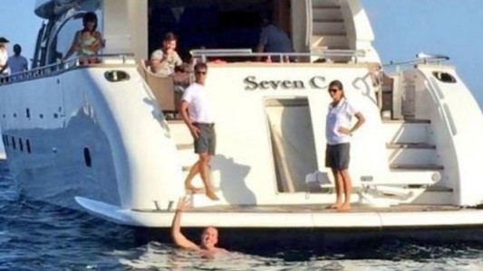 Un fanático nadó hasta el yate de Messi para saludarlo