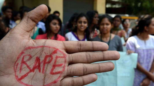 Una joven india fue violada dos veces por el mismo grupo de hombres
