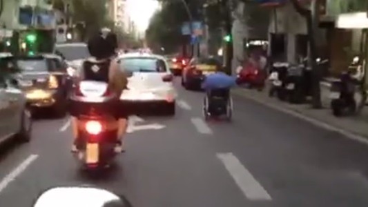 #EsViral Tránsito complicado: autos, buses, motos, bicis y ... silla de ruedas