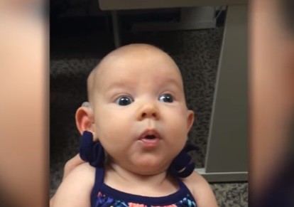 Una bebé de tres meses escucha la voz de su madre por primera vez