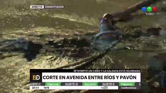 La rotura de un caño inundó la Avenida Entre Ríos