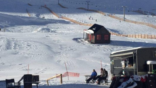 En Mendoza construyeron el primer bar a 45 grados para servir cervezas con "espuma perfecta"