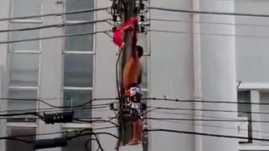 Brasil: se subió a un poste de luz para saludar a Dilma Rousseff y murió electrocutado