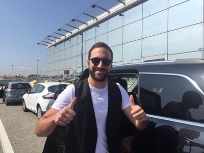Cálida recepción de los hinchas de la Juve al Pipita Higuaín