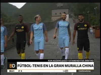 El Kun jugó fútbol-tenis en la Muralla china