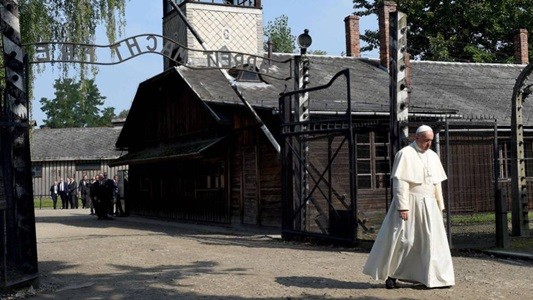 El Papa estuvo en Auschwitz, habló con sobrevivientes y pidió "perdón por tanta crueldad"