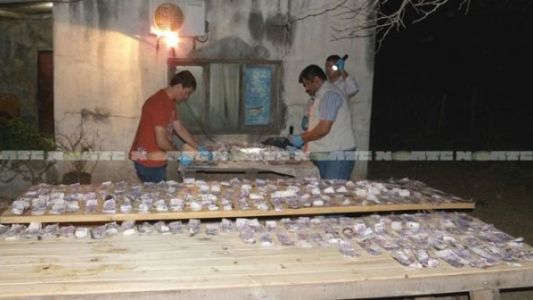 Hallaron en su patio medio millón de pesos en una bolsa con un extraño mensaje