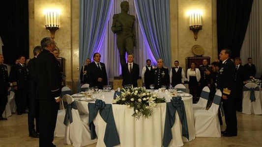 Macri convocó a las Fuerzas Armadas para que tengan "un rol preponderante"