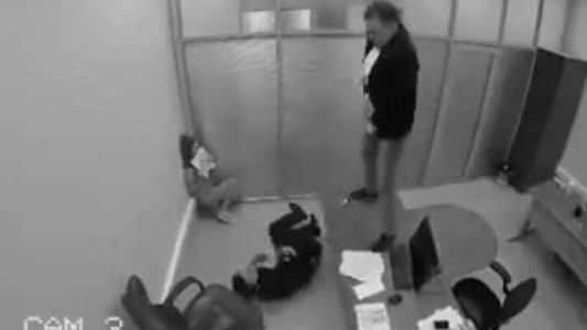 Ganó la lotería y orinó a su jefe en violento festejo