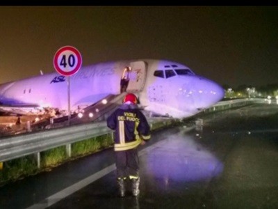 Un avión se despistó y terminó en una ruta junto a un aeropuerto italiano