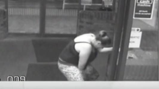 Una mujer dio a luz en la puerta de un hospital en menos de un minuto