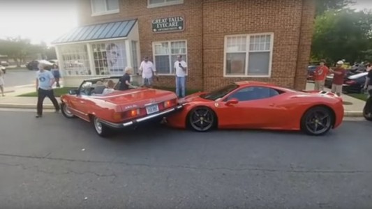 Video: estacionó su auto encima de una Ferrari