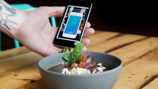 Lanzan una APP que permite comprar comida desechada