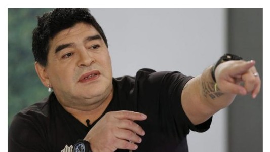 Tras la eliminación en los Juegos Olímpicos, Maradona dijo que "hay que rogarle a Messi que vuelva"