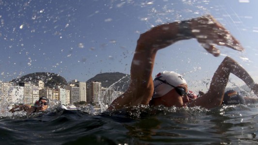 Descalifican a una nadadora francesa por hundir a una rival en la llegada
