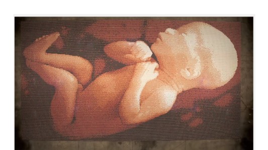 Video: llenó 66 mil vasos con agua de lluvia e hizo una obra de arte