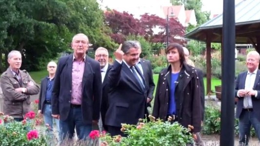 Grosero gesto del vicecanciller alemán a manifestantes que le gritaban "traidor"