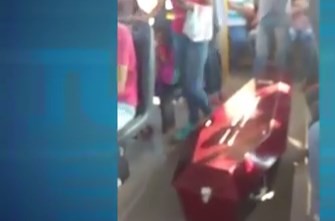 Se quedó el coche fúnebre y tuvieron que trasladar el ataúd en un colectivo con pasajeros