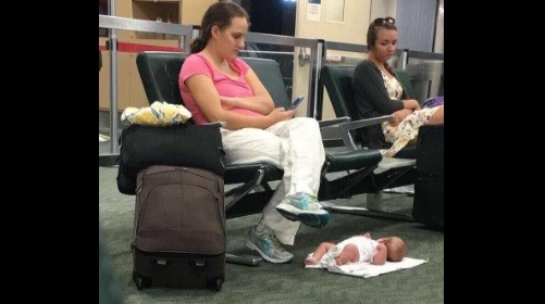 Una foto fuera de contexto hace que el mundo entero juzgue a una madre sin razón