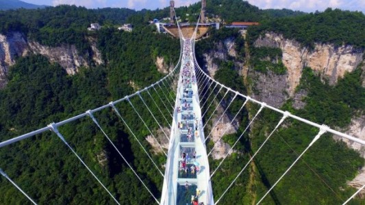 Inauguraron el puente colgante de vidrio más largo del mundo