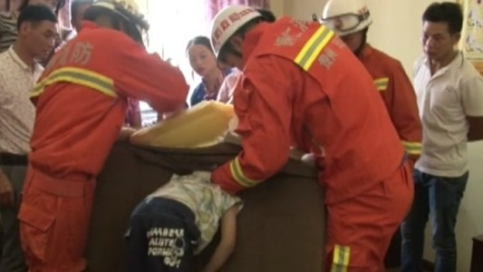 Video: bomberos liberaron a un nene que quedó atrapado con la cabeza en un sofa