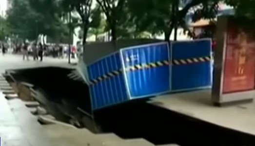 Video: un cráter en la vereda se "tragó" a dos personas