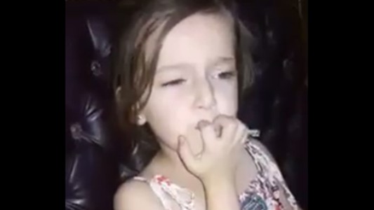 La bomba que interrumpe la canción de una nena en Siria