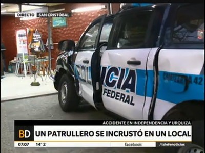 Un patrullero incrustado en un local