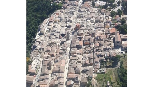 Terremoto en Italia: el acalde de Amatrice dijo que "la mitad de la localidad ya no existe"