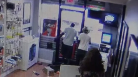 Video: ladrones se quedaron encerrados en un comercio y la gente en la vereda se burla de ellos