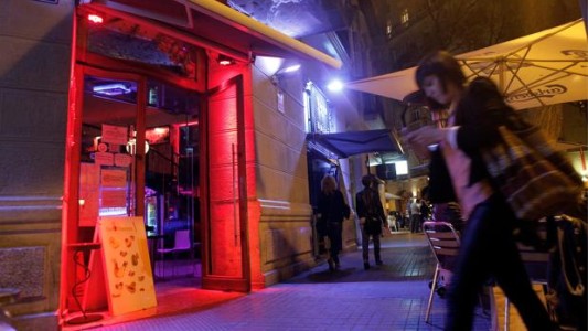 Escándalo en España: el dueño de un bar le pide a una camarera que lleve escote como condición para contratarla